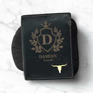 czarny skórzany portfel z grawerowanym imieniem i nazwiskiem elegancki prezent dla niego